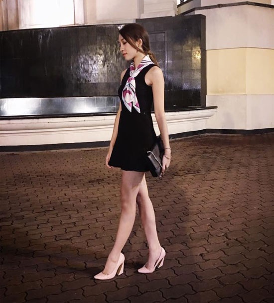 Để dáng váy đen không nhàm chán Emily quàng thêm chiếc khăn mỏng  họa tiết trẻ trung làm điệu.