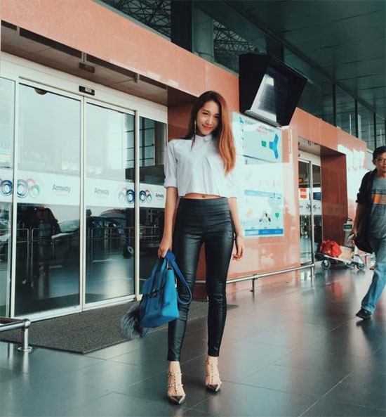 Xuất hiện ở sân bay ngày cuối tuần nữ ca sĩ lại chọn quần skinny da ôm sát, áo crop top và giày mũi nhọn.