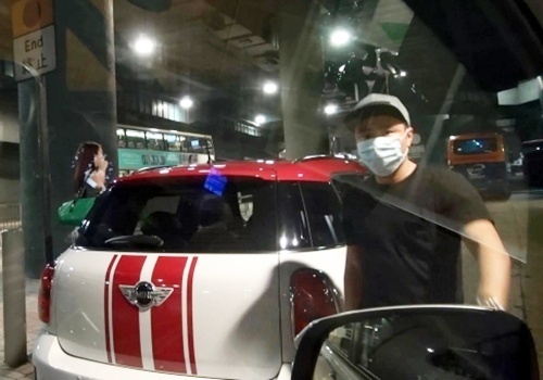 Bạn gái rời xe sau khi Thôi Kiến Bang phát hiện có paparazzi.