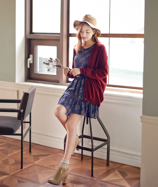 Để hiện đại và ấm áp hơn khi diện váy và áo cardigan, bạn gái công sở có thể chọn boot cổ ngắn sành điệu đi cùng.