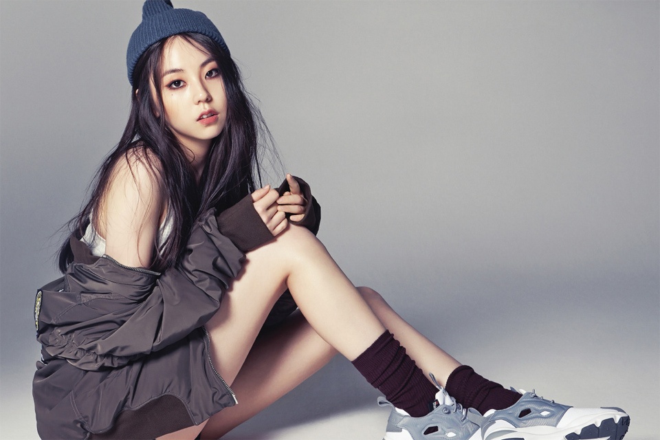 Bố mẹ ly dị lúc 10 tuổi, cô bé Sohee chuyển về sống cùng bố và chị gái. Lúc còn chưa vơi đi nỗi đau ấy thì xưởng may do cha cô làm chủ buộc phải đóng cửa.  Tuổi thơ vắng mẹ của Sao Hàn