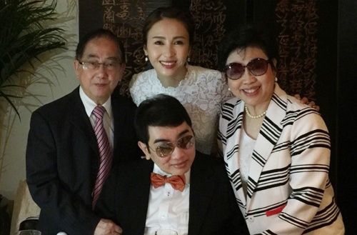 Lê Tư mừng sinh nhật cùng cha mẹ và em trai.