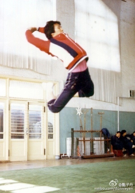 Chân Tử Đan từng tâm sự, anh hâm mộ Lý Tiểu Long và suốt ngày chỉ bắt chước chiêu múa côn nhị khúc của huyền thoại quá cố. Trong ảnh, anh thể hiện một màn lấy đà nhảy trên cao.