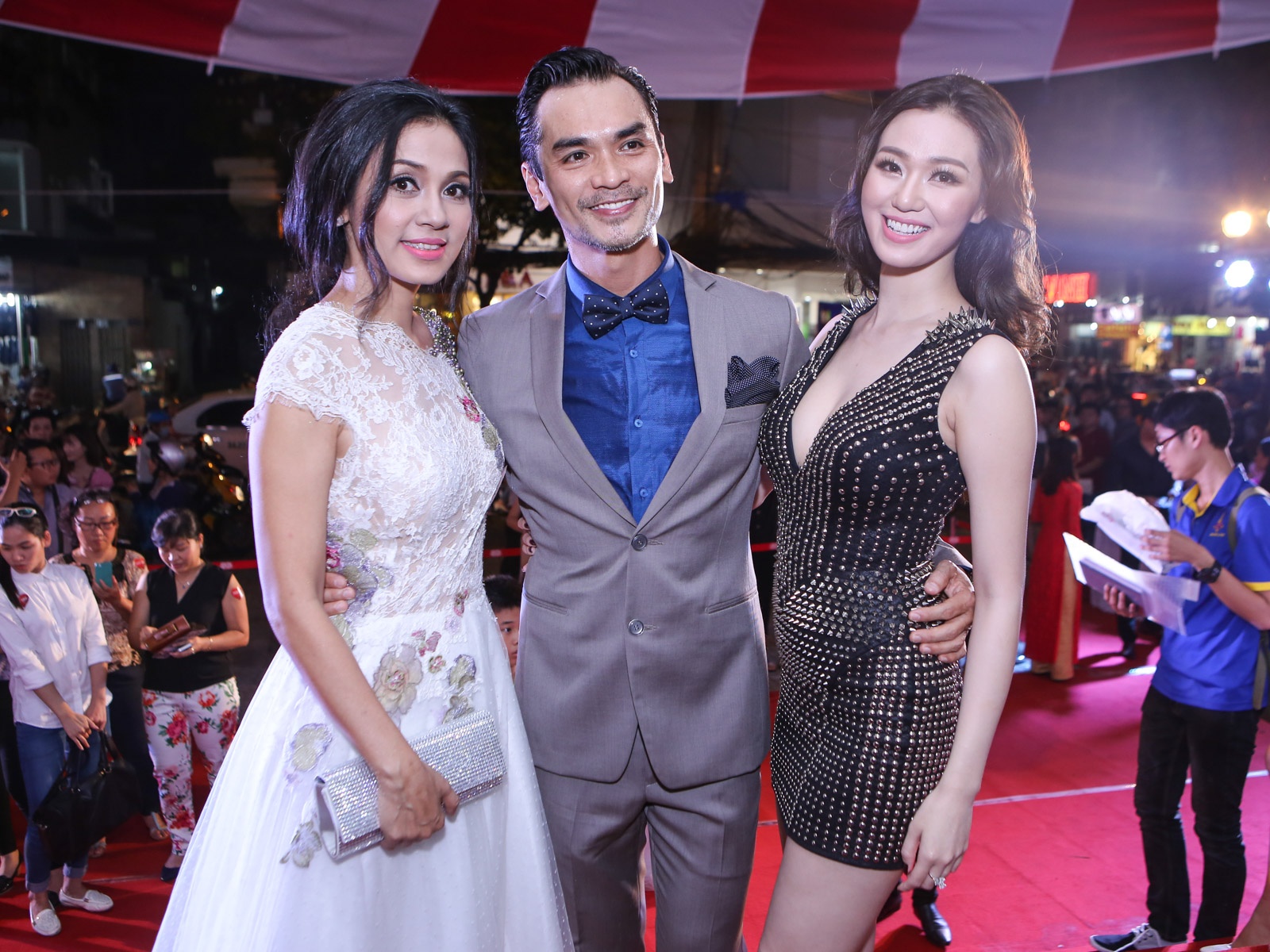 Tối 12/10, đạo diễn Việt Trinh và các diễn viên Đức Hải, Khánh My, Kim Tuyến, Nguyễn Phi Hùng... đã tham gia buổi ra mắt phim.