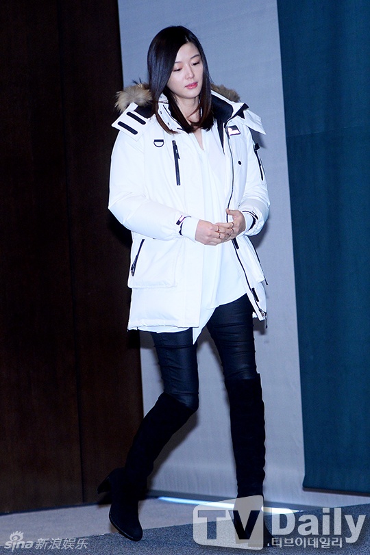 Jeon Ji Hyun xuất hiện với bụng bầu 6 tháng.