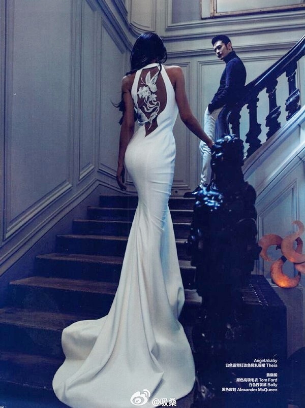 Sự kiêu kỳ, quyến rũ của Angelababy dù chỉ ở góc ảnh sau lưng. Cả hai tạo nên bức ảnh đẹp như trong truyện.