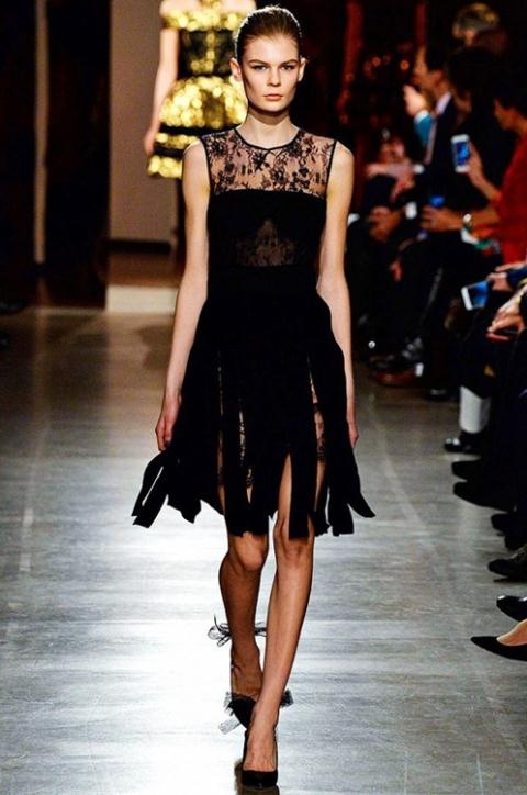 Chiếc váy xẻ được đắp ren vừa dịu dàng, vừa mang vẻ phóng khoáng