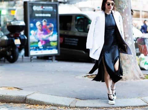 Sự kết hợp của váy xẻ chất liệu da và áo vest