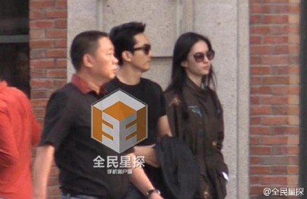 Theo hãng tin Phong Hành, Lưu Diệc Phi và Song Seung Hun mới đây xuất hiện trên đường phố Trung Quốc. Cả hai tình tứ đi bên nhau, mặc trang phục tối màu và đeo kính kín đáo. 