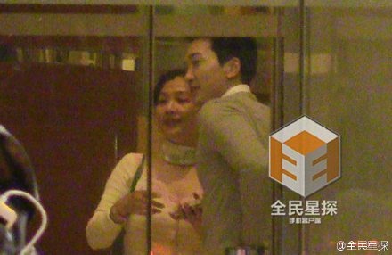 Đến một nhà hàng, tài tử Hàn Quốc trò chuyện thân mật với mẹ bạn gái. Theo nguồn tin, Song Seung Hun rất được lòng bà Lưu Hiểu Lợi. 