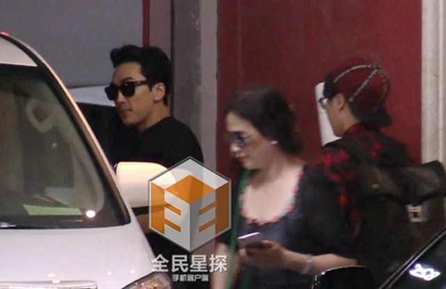 Mẹ Lưu Diệc Phi cũng đi cùng hai con.