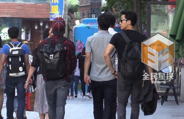 Song Seung Hun phát hiện phóng viên nhưng anh tỏ ra thoải mái, không e ngại.