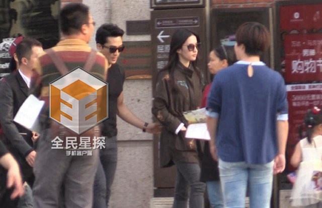 Dù cố tình không gây chú ý nhưng vẻ ngoài nổi bật khiến họ thực sự tỏa sáng và hút ống kính truyền thông.