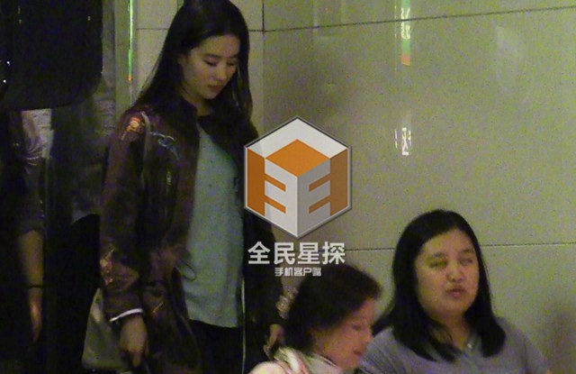 Gia đình Lưu Diệc Phi nghỉ ngơi trong dịp lễ và sự xuất hiện của Song Seung Hun khiến nhiều người tin rằng cặp đôi nổi tiếng tính chuyện lâu dài trong tình cảm. Song Seung Hun - Lưu Diệc Phi công khai tình cảm vào tháng 8 vừa rồi.