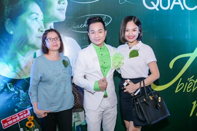 Diễn viên Miu Lê và mẹ hào hứng chụp ảnh kỷ niệm cùng cựu thành viên nhóm nhạc D&D