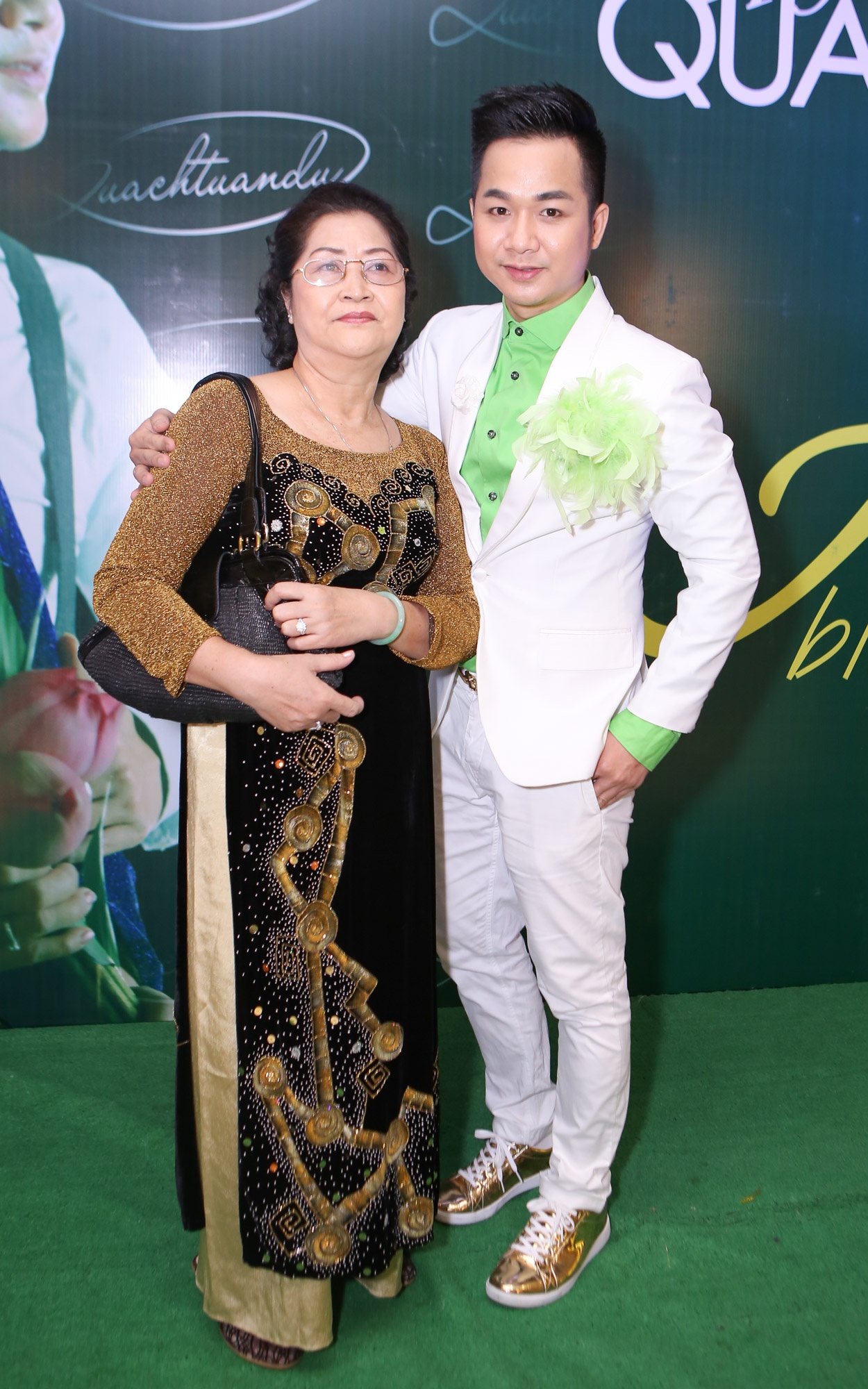 Quách Tuấn Du lần đầu giới thiệu mẹ ruột với bạn bè, đồng nghiệp trong tiệc sinh nhật.