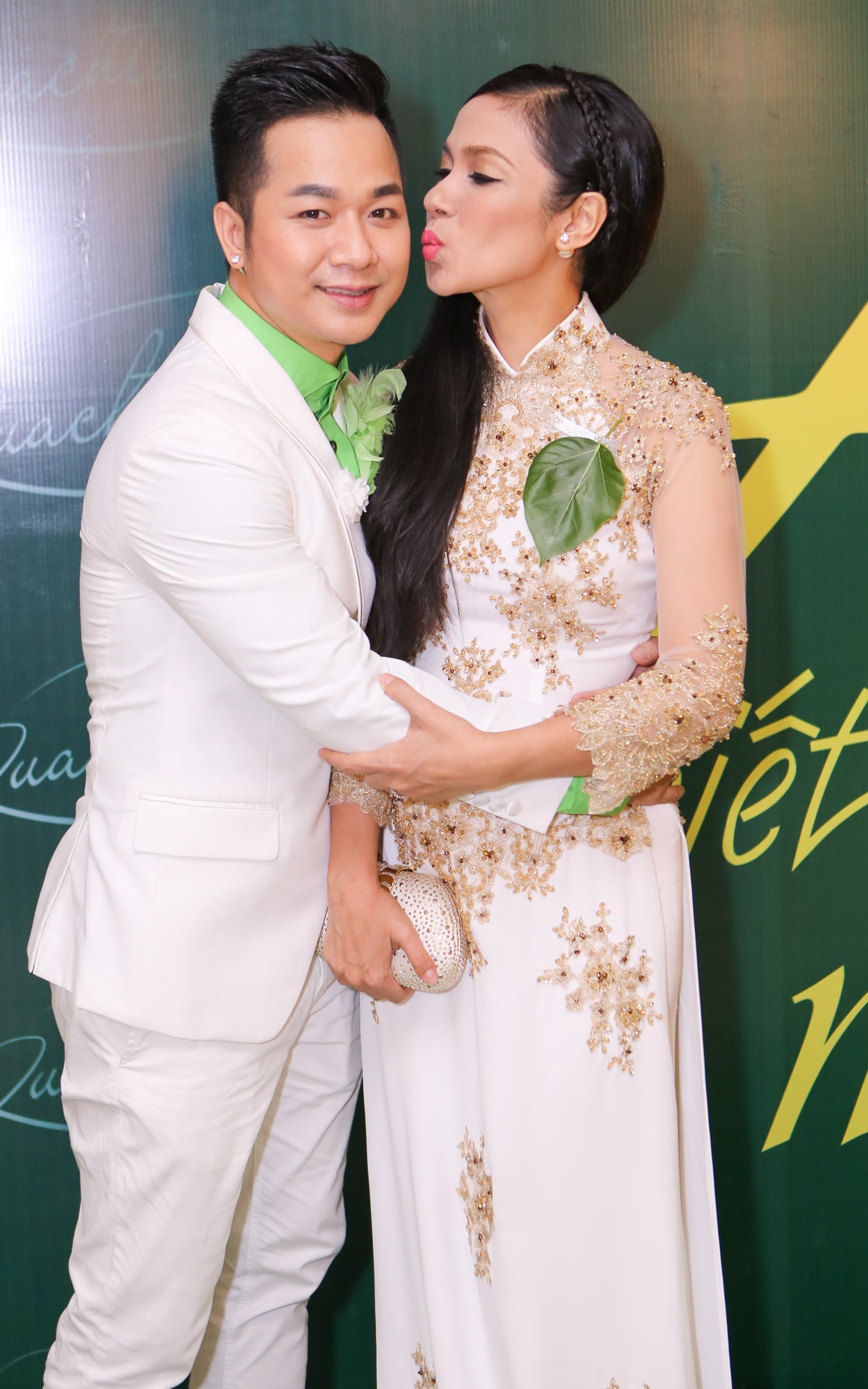 Đạo diễn, diễn viên Việt Trinh dịu dàng trong tà áo dài đến chúc mừng sinh nhật của đàn em. Người đẹp Tây Đô tâm sự, cô xem Quách Tuấn Du như người bạn tâm giao, Cả hai vui vẻ