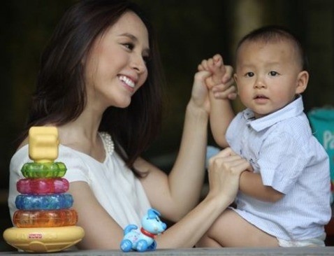 Á hậu Thiên Lý và con trai