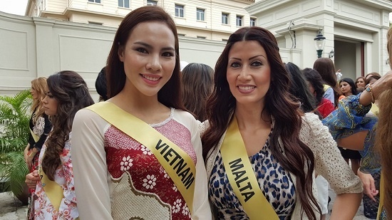 Hoa hậu Malta (bên phải) chụp ảnh cùng với đại diện Việt Nam Nguyễn Thị Lệ Quyên. Bạn có tin là hai người cùng tuổi?