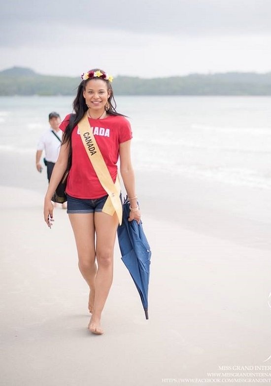 Nếu không có vòng hoa và dải băng, chắc hẳn nhiều người sẽ lầm tưởng cô là đàn ông.