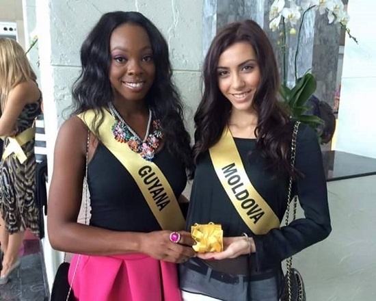 Nhan sắc Hoa hậu Guyana (Phải) khiến người khác giật mình