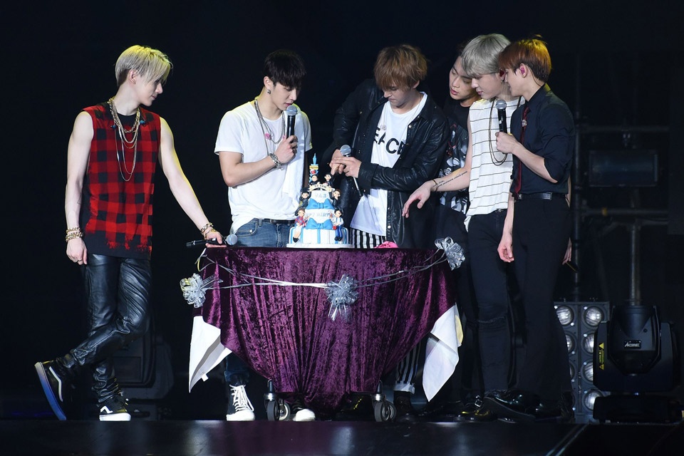 Beast được nhắc tới đầu tiên trong bài viết về những nhóm nhạc có nhân cách tốt đăng tải trên Pann. Người viết cho rằng rất cả các thành viên đều rất tốt bụng, thậm chí em út Son Dongwoon còn từng lập tức xin lỗi Choa (AOA) khi nói cô già dù chuyện đó rất nhỏ và không đáng gây tranh cãi.