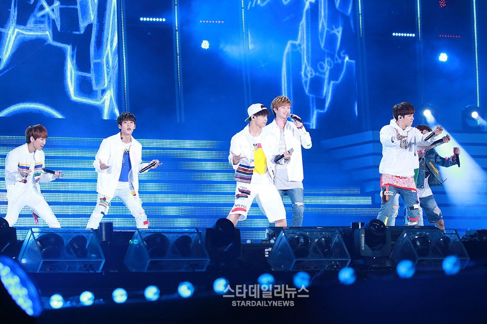 Trong bài viết, BTOB nhận được nhiều lời khen ngợi, thậm chí còn là idol đại diện về mặt nhân cách của CUBE – công ty nổi tiếng với những thần tượng ngoan ngoãn. Thời gian đầu, thành viên Lee Changsub có vẻ nóng tính nhưng tính cách đó đã được anh chàng dần sửa đổi gần đây.