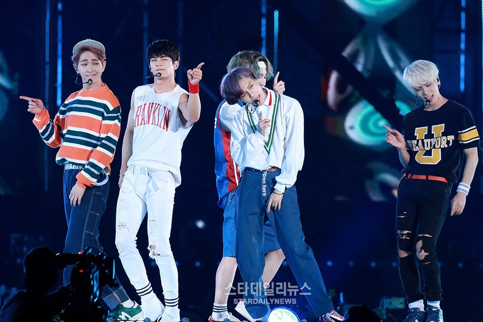 Từ người bình thường đến fan, ai cũng khen ngợi đức tính của SHINee. Từ khi ra mắt cho đến nay, SHINee chưa hề vướng phải scandal nào về mặt nhân cách.