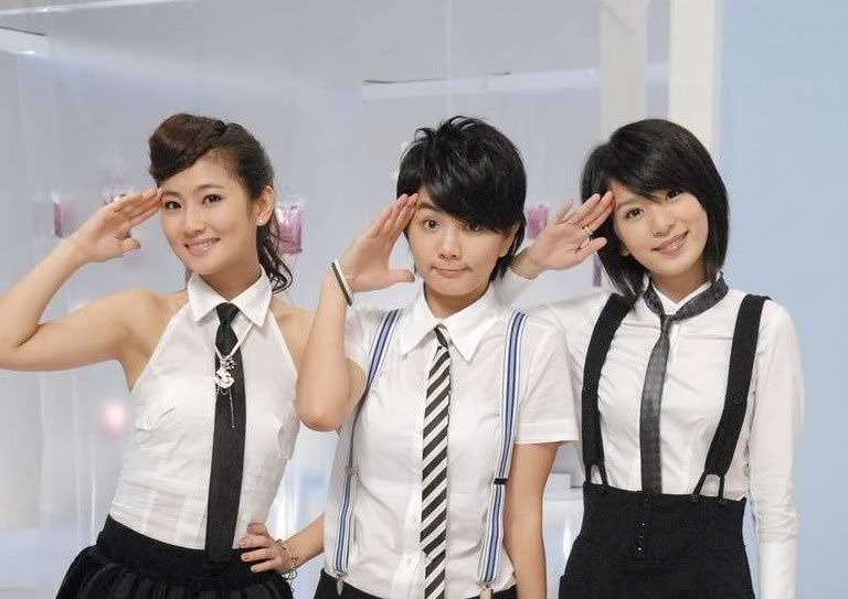 Nhóm S.H.E gồm ba thành viên: Selina, Ella, Hebe.