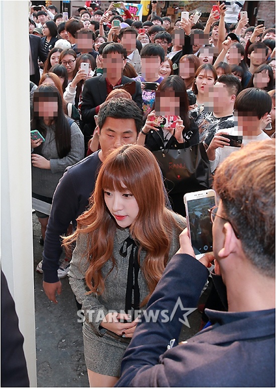 Sự xuất hiện của Hani được báo giới và người hâm mộ săn đón. Cô là thành viên nổi bật nhất trong EXID nhờ gương mặt xinh xắn và thân hình gợi cảm.