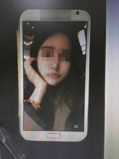 Rơi cảnh xấu hổ khi vừa thẩm mỹ.