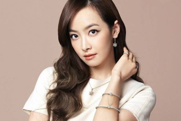 Victoria f(x) kiem nhieu tien hon o Trung Quoc hinh anh