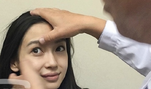 Angelababy den vien giam dinh tong the phau thuat tham my hinh anh
