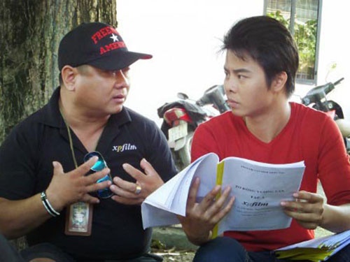 Đạo diễn Xuân Phước chỉ đạo diễn xuất trên trường quay. (Ảnh do nhân vật cung cấp)