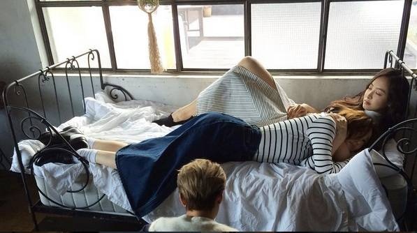 3 thành viên Victoria, Krystal và Amber nghỉ ngơi trên trường quay MV mới.