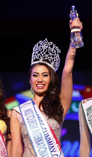 Năm 2014, Alexis Gomez có triệu chứng sốt cao. Nhưng khi đó, cô chủ quan với sức khỏe, chỉ nghĩ sốt thường. Tháng 12/2014, cô có mặt tại Malaysia với tư cách đại diện của cuộc thi Hoa hậu Du lịch Quốc tế tiền nhiệm. Nhưng trong đêm chung kết, cô không thể tham gia vì lý do sức khỏe.