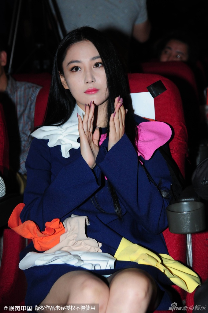 Trương Hinh Dư cố mỉm cười dù bị soi khoảnh khắc hớ hênh.