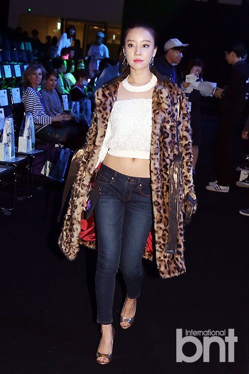 Dự show của Le Doii, Go Woo Rri thuộc nhóm Rainbow kết hợp sự sang chảnh của áo choàng lông mặc ngoài crop top len với quần jeans có phần kém tinh tế.