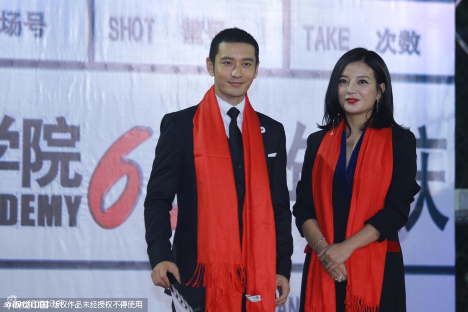 Tối 17/10, Học viện điện ảnh Bắc Kinh tổ chức kỷ niệm 65 năm thành lập. Đây là ngôi trường danh tiếng, đào tạo nhiều thế hệ ngôi sao hàng đầu Trung Quốc. Triệu Vy và Huỳnh Hiểu Minh - hai sinh viên ưu tú khóa 1997 xuất hiện cùng nhau.