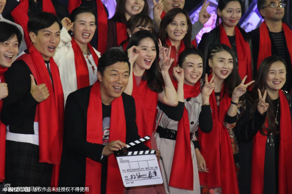 Dàn nghệ sĩ chụp ảnh lưu niệm trong ngày kỷ niệm trường xưa.