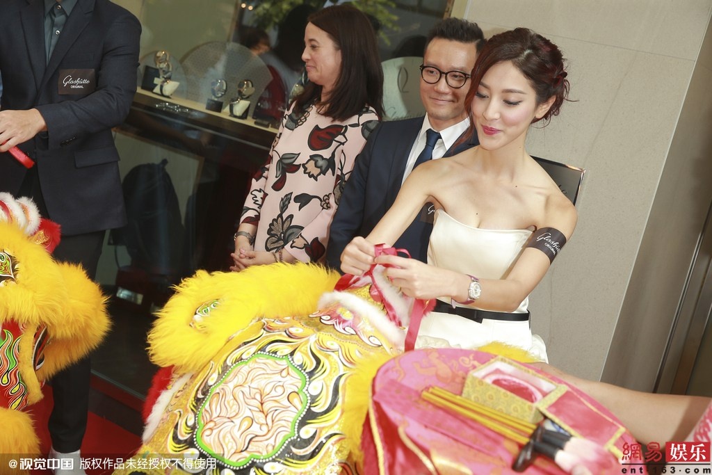 Trần Khải Lâm lộ vóc dáng mỏng manh.