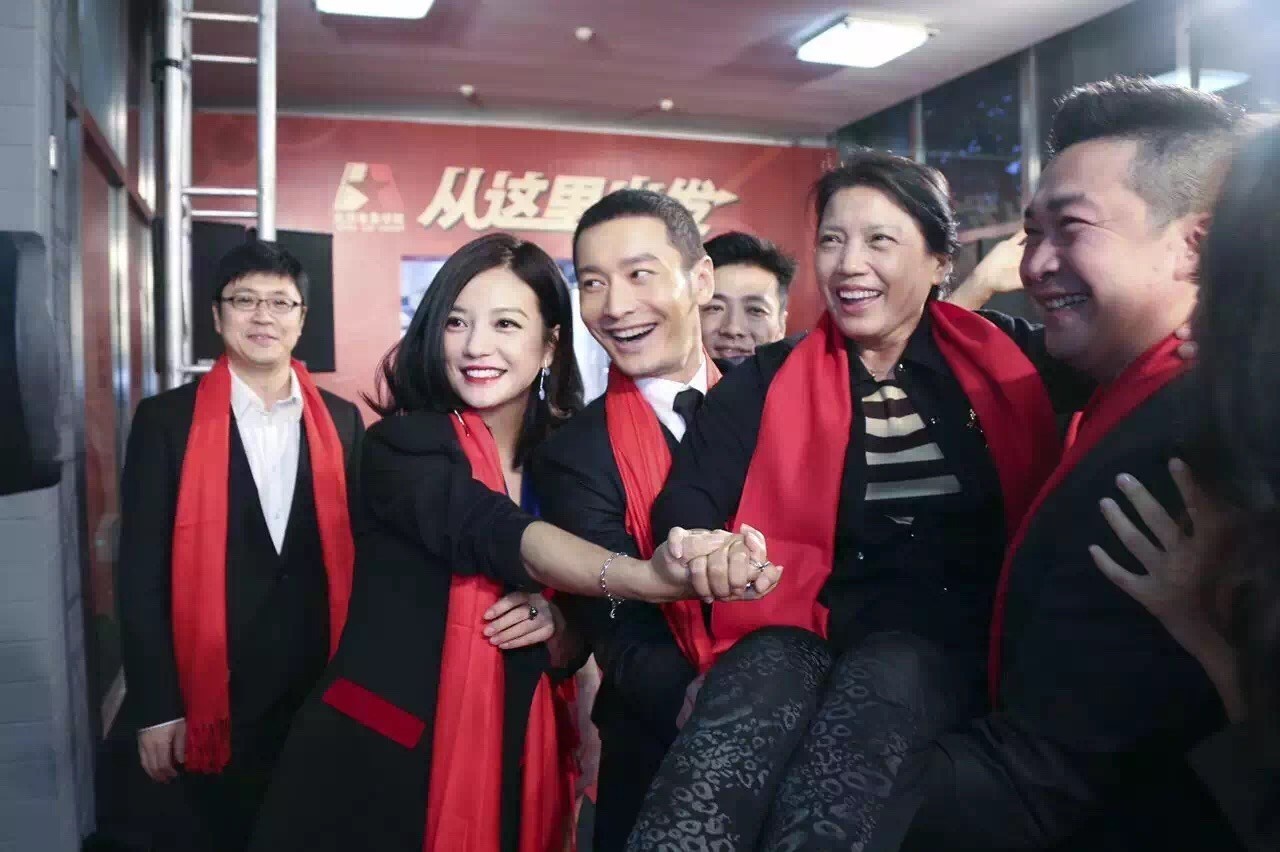 Cặp sao chụp ảnh chung với cô giáo chủ nhiệm Thôi Tân Cần. Cô Thôi là người Huỳnh Hiểu Minh tâm sự nhiều nhất khi còn đi học. Trong một buổi phỏng vấn, cô kể: 