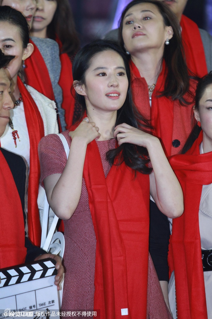 Lưu Diệc Phi có mặt trên thảm đỏ. Cô là nữ sinh trẻ hiếm có của trường khi được đặc cách nhập học lúc 15 tuổi.