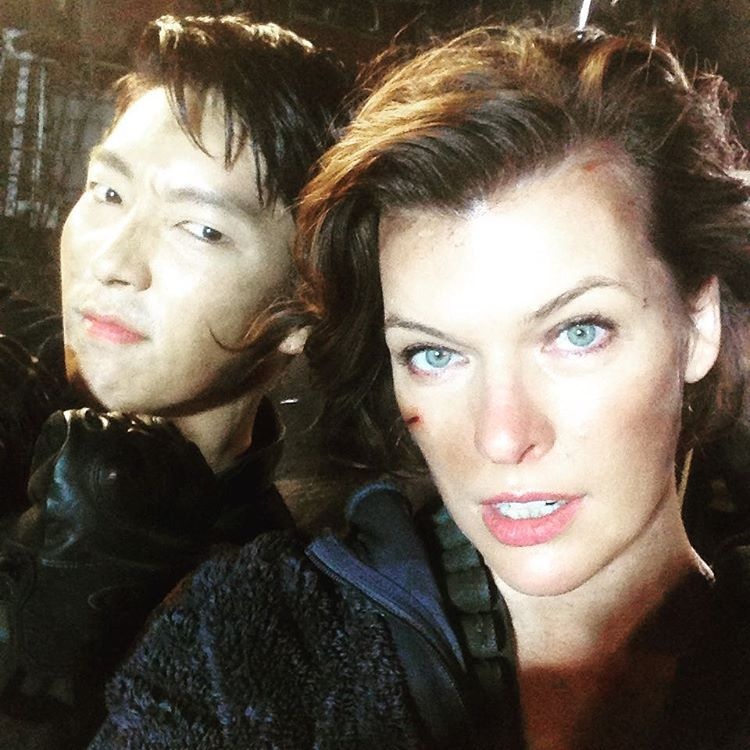 Milla Jovovich chụp selfie với Lee Jun Ki trên trường quay.