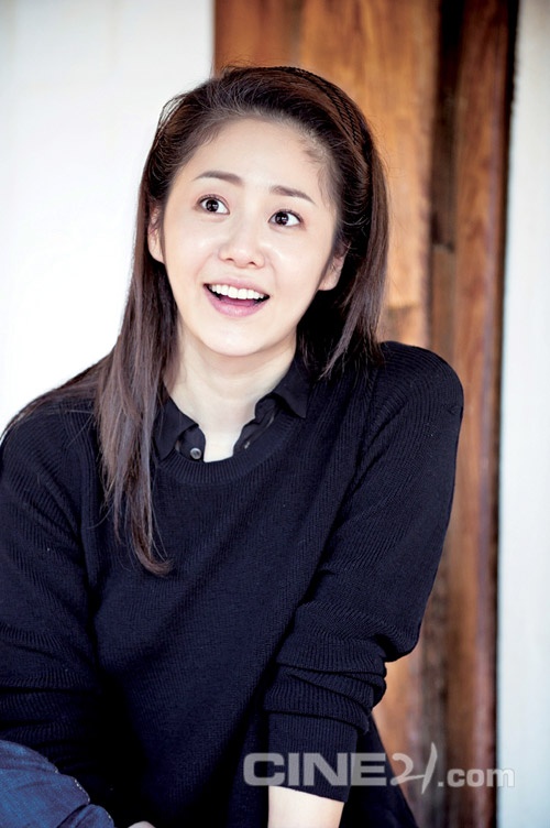 Cựu Hoa hậu Go Hyun Jung thuộc số ít người đẹp từ các cuộc thi Hoa hậu khăng định được diễn xuất. Ở tuổi 44, cô vẫn được ca tụng là người đẹp có nụ cười ngọt ngào nhất, vì thế không lạ khi cô có tên trong Top 20 người đẹp.