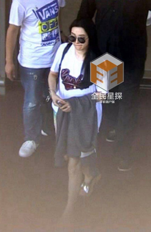 Xuất hiện tại sân bay Bắc Kinh gần đây, Phạm Băng Băng bị nghi vấn mang bầu.