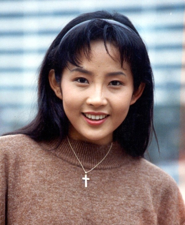 Choi Jin SIl từng là đệ nhất minh tinh showbiz Hàn sau thành công của Ước mơ vươn tới một ngôi sao, Anh và em...Cô được đánh giá không đẹp nổi bật nhưng mang lại sự ấm áp cho người đối diện. Đáng tiếc, ngoài đời, cô tự tử năm 2009 vì chứng trầm cảm.