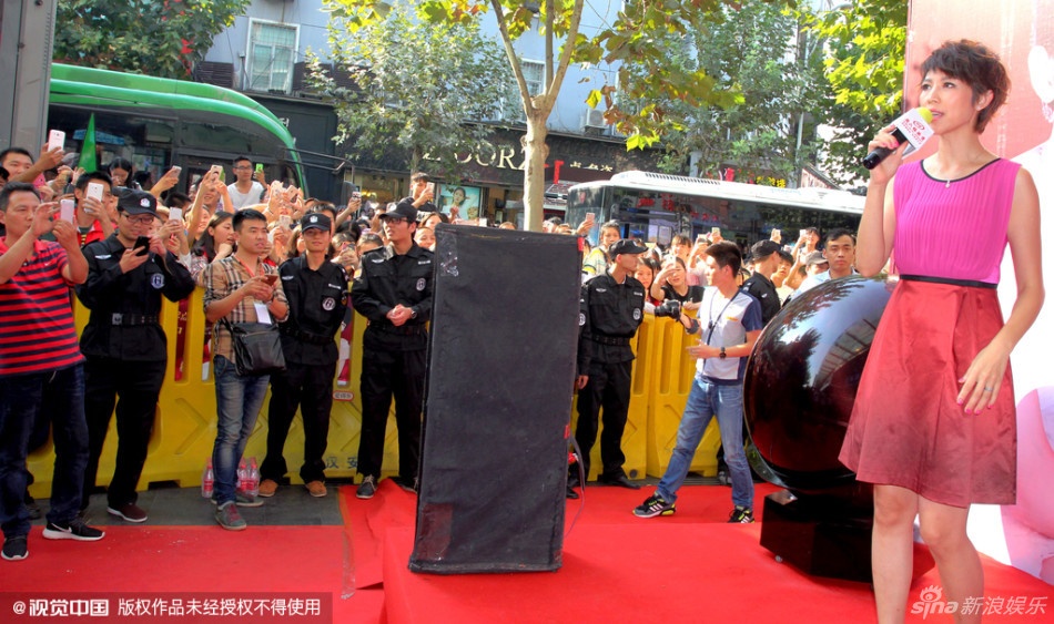 Tại hiện trường có rất đông người hâm mộ tham gia. Cũng vì thế, tình trạng an ninh trở nên bất ổn. Những tiếng la hét ầm ĩ từ phía khán giả khiến chương trình liên tục bị gián đoạn.