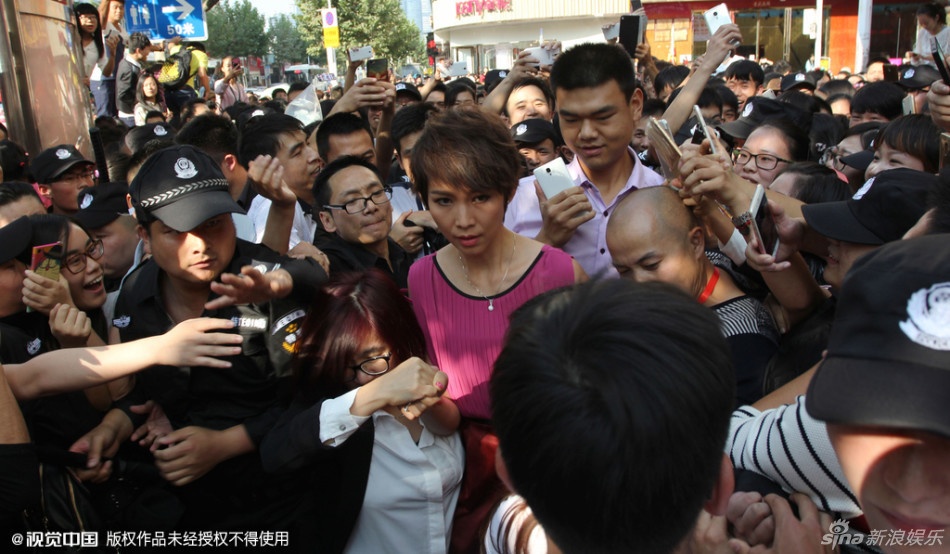 Thái Thiếu Phân chỉ tham gia khoảng 10 phút sau đó vội vàng rời sự kiện. Cô mệt mỏi vì sự đeo bám của đám đông.