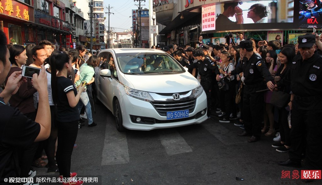 Hình ảnh chiếc xe chở Thái Thiếu Phân di chuyển vội vàng khỏi địa điểm tổ chức sự kiện.